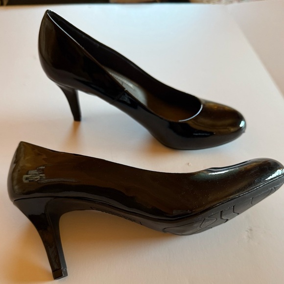 Predictions Women's Glossy Black Heels - Picture 7 of 8
